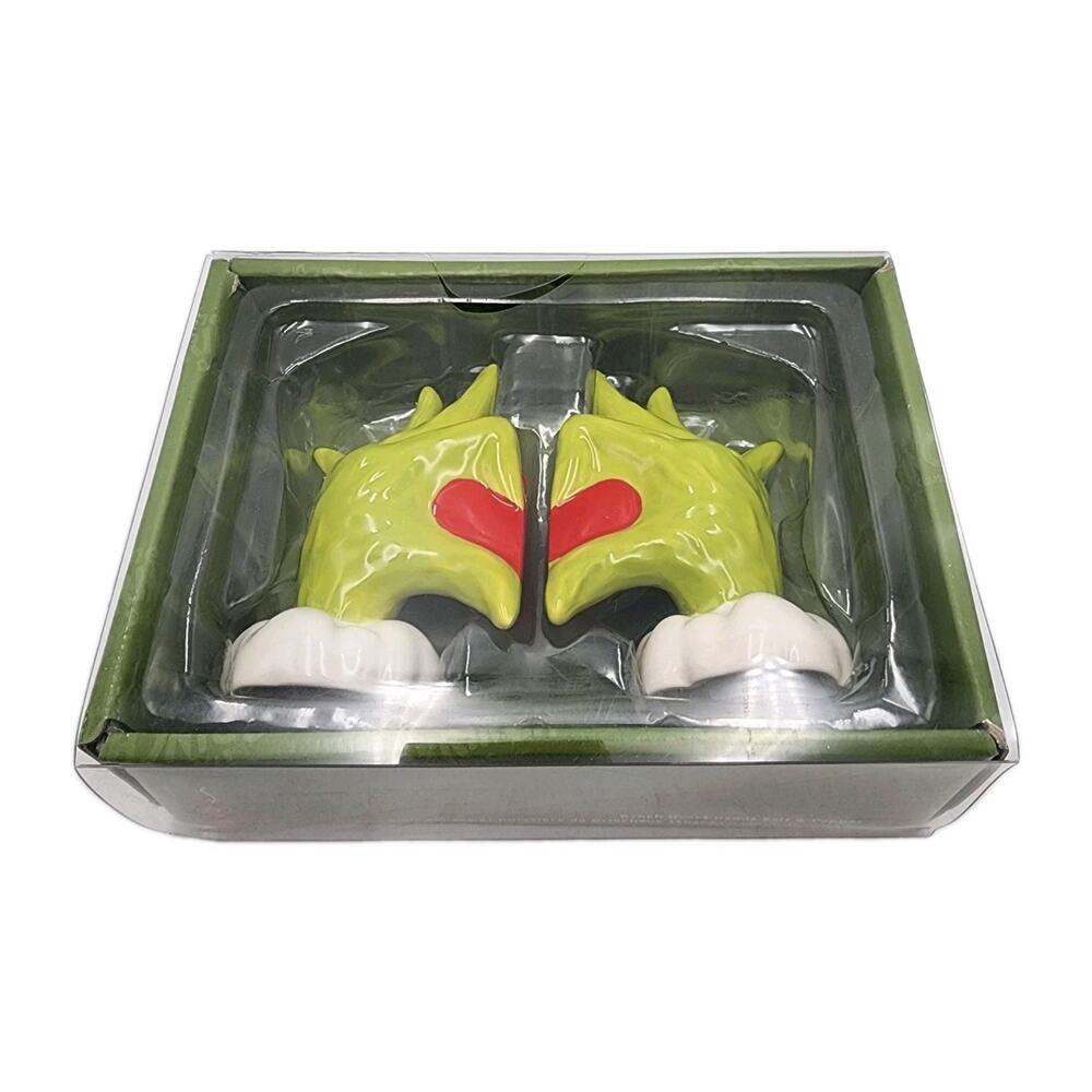 The Grinch Heart Hands Salt & Pepper Shaker Set Department 56 Enesco NEW IN BOX - Picture 8 of 10